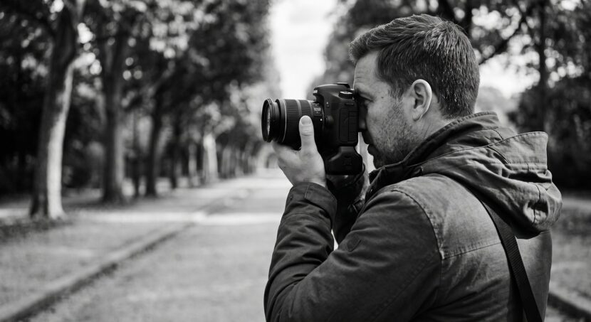 Fotógrafo haciendo una toma en un parque: el uso de una fotografía sin autorización motivó el fallo Vergé c/ AGEA